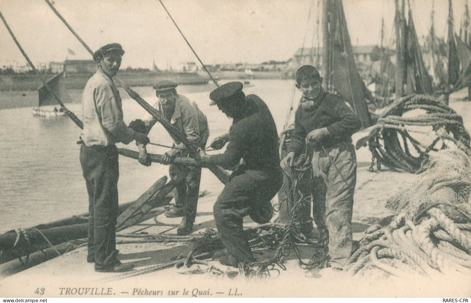 14 TROUVILLE - Pecheurs Sur Le Quai   - TTB - Trouville