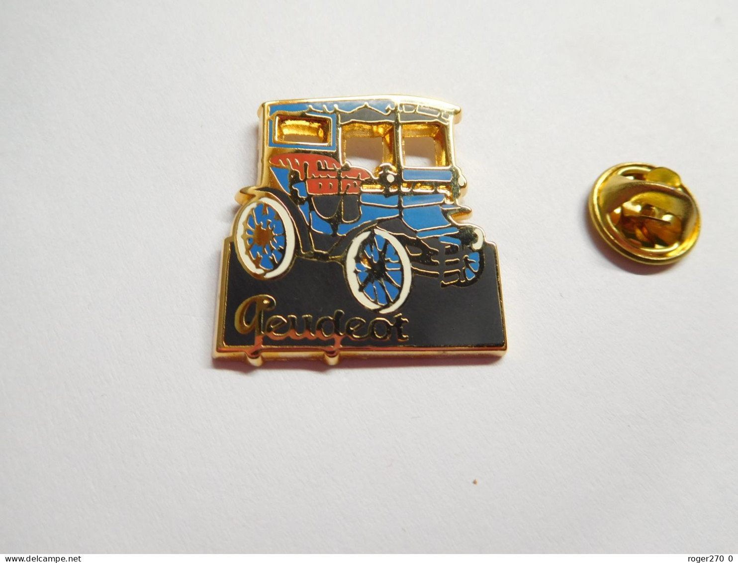 Beau Pin's En Zamac , Auto Peugeot Ancienne , Signé Hélium - Peugeot