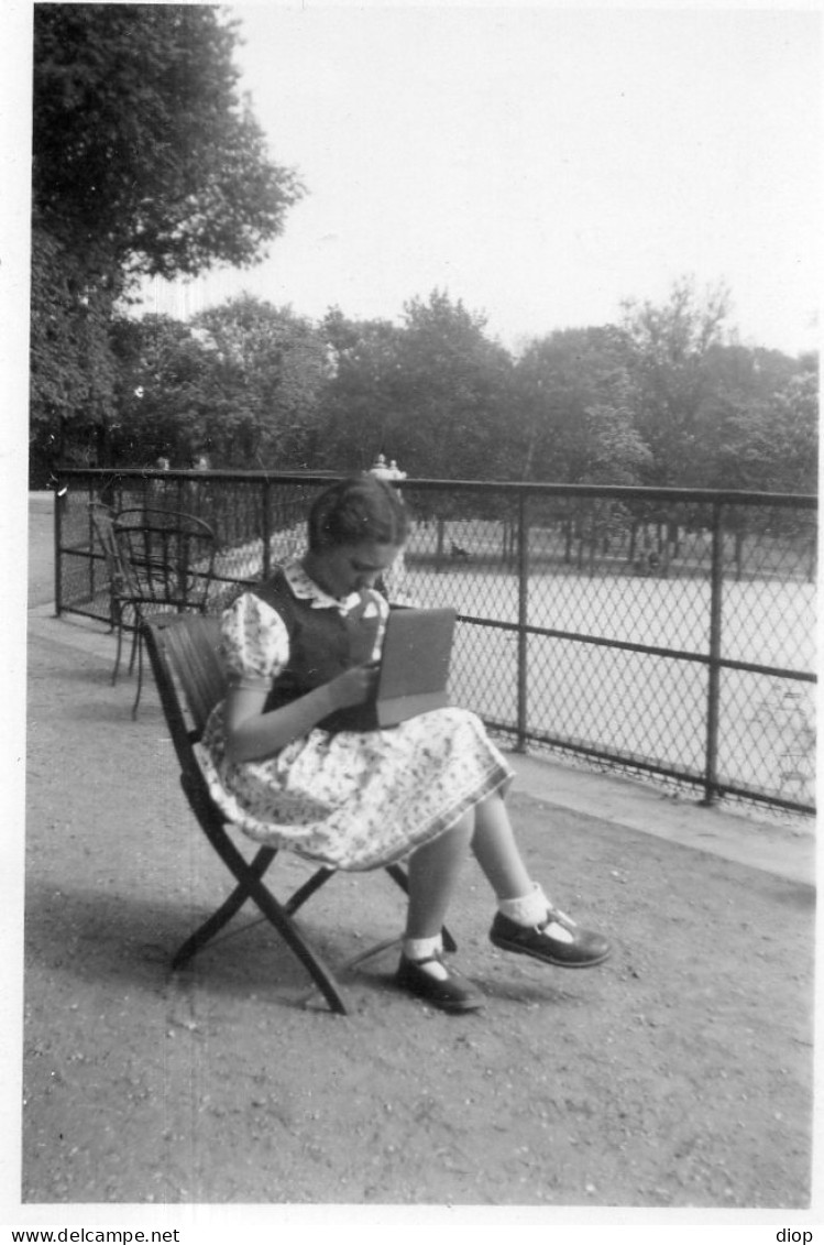 Photographie Photo Vintage Snapshot Parc Bag Woman Jardin Park - Personnes Anonymes