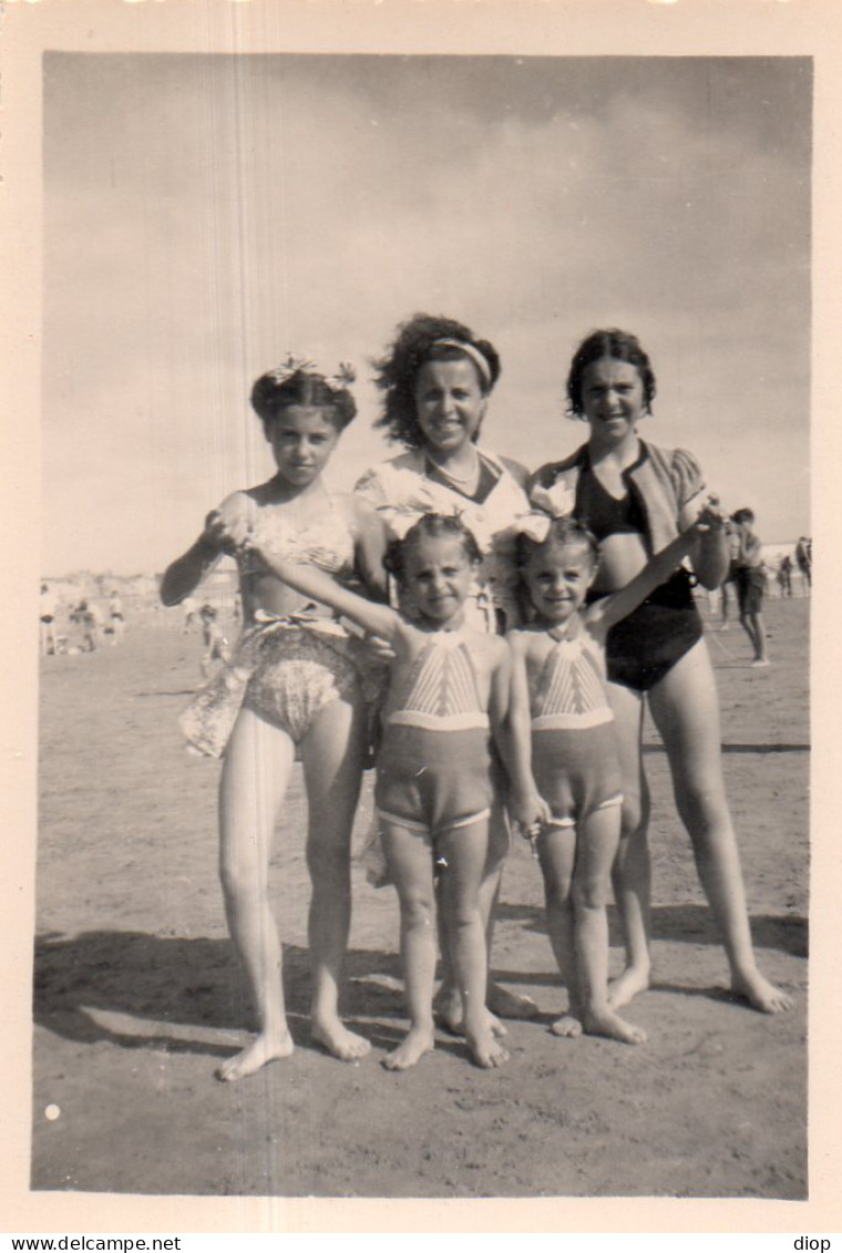 Photographie Photo Vintage Snapshot Plage Family Picture Bikini Sable Sand Beach - Personnes Anonymes