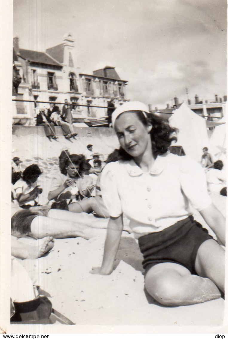 Photographie Photo Vintage Snapshot Les Sables Plage Beach Beret  - Lieux