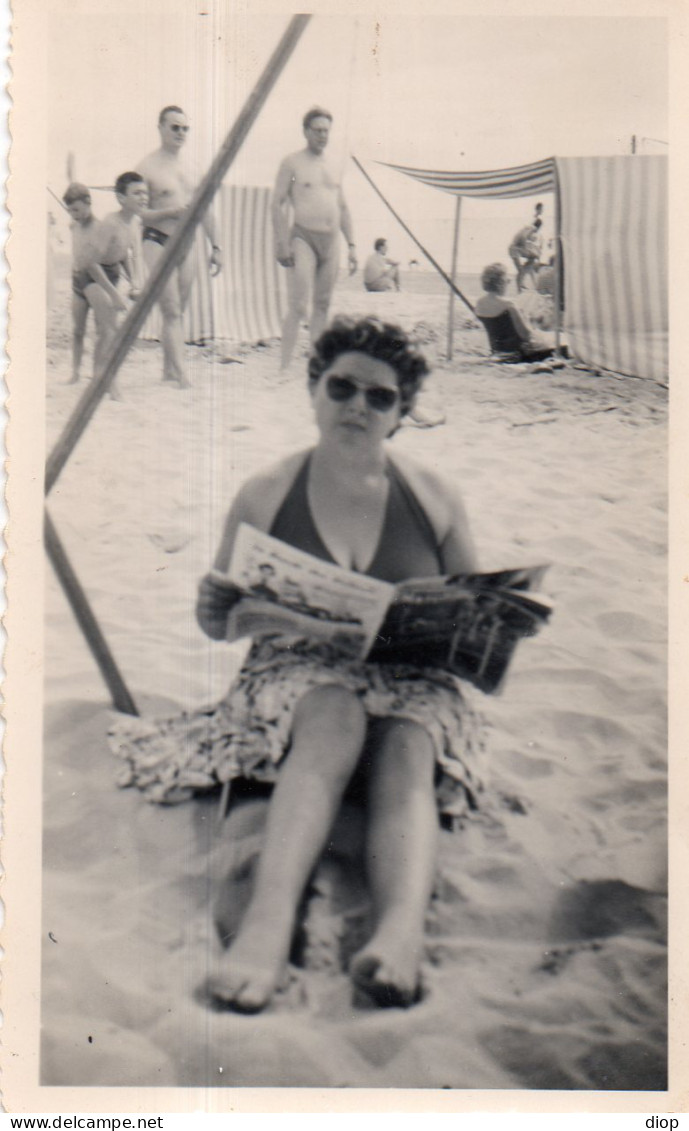 Photographie Photo Vintage Snapshot Sexy Plage Reading Beach Journal Lecture  - Lieux