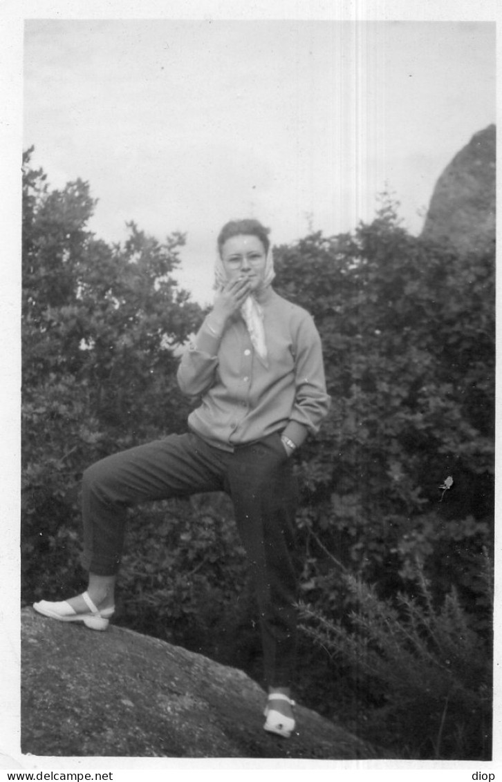 Photographie Photo Vintage Snapshot Smoking Cigarette Rocher Rock Bandana Forest - Personnes Anonymes