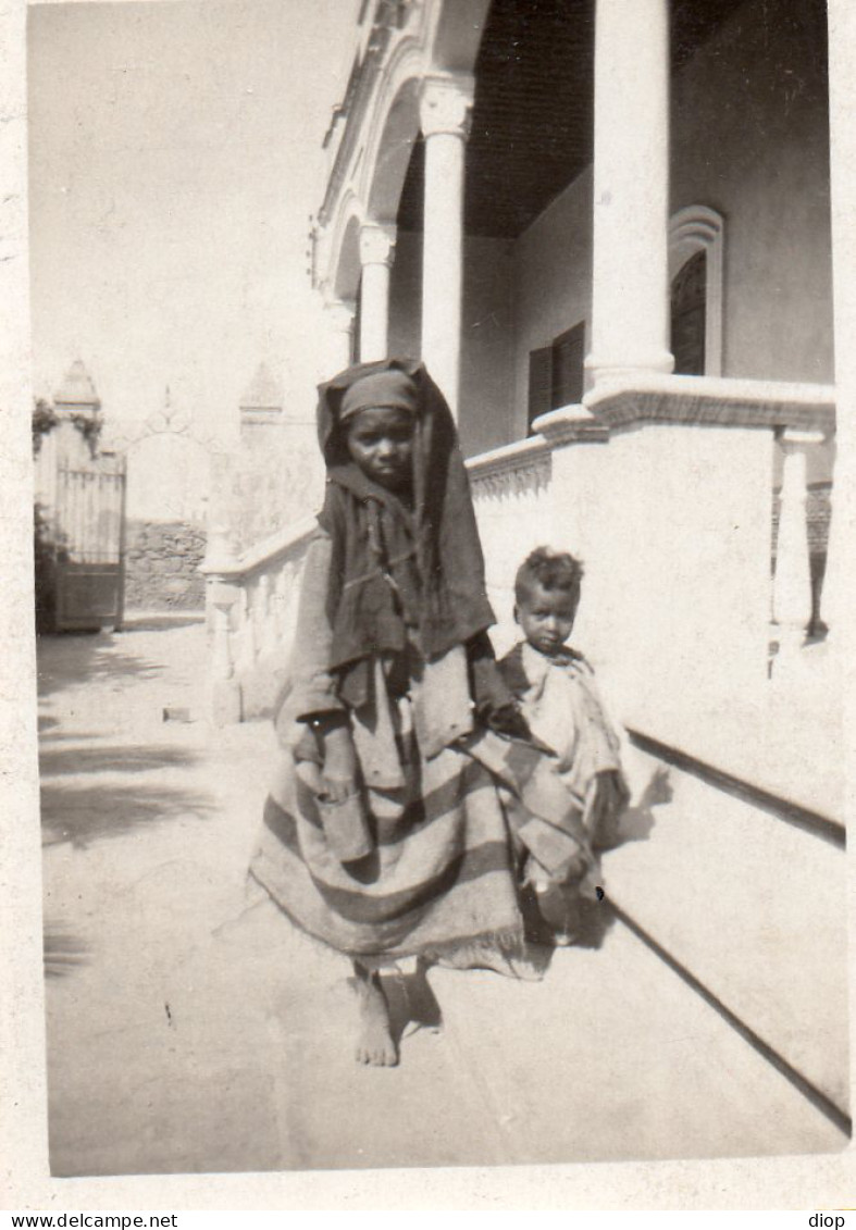 Photographie Photo Vintage Snapshot Enfants Afrique Soleil Sun Fraternel - Personnes Anonymes