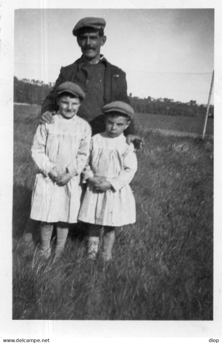 Photographie Photo Vintage Snapshot Enfants Chapeau Paysans Hat Farmers - Personnes Anonymes