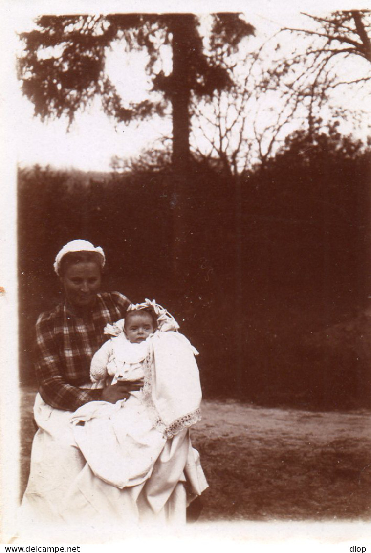 Photographie Photo Vintage Snapshot Nurse Nounou New Born Baby  - Personnes Anonymes