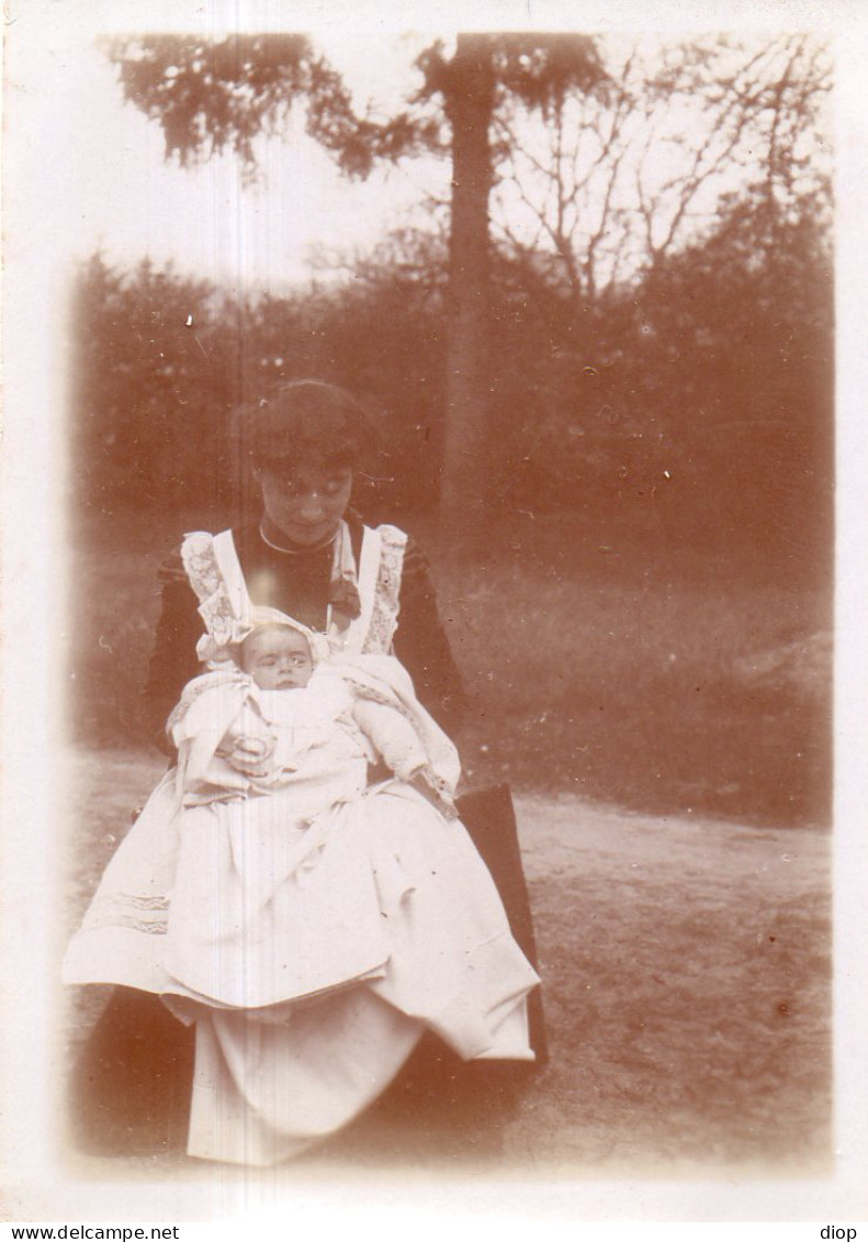 Photographie Photo Vintage Snapshot Nurse Nounou New Born Baby  - Personnes Anonymes