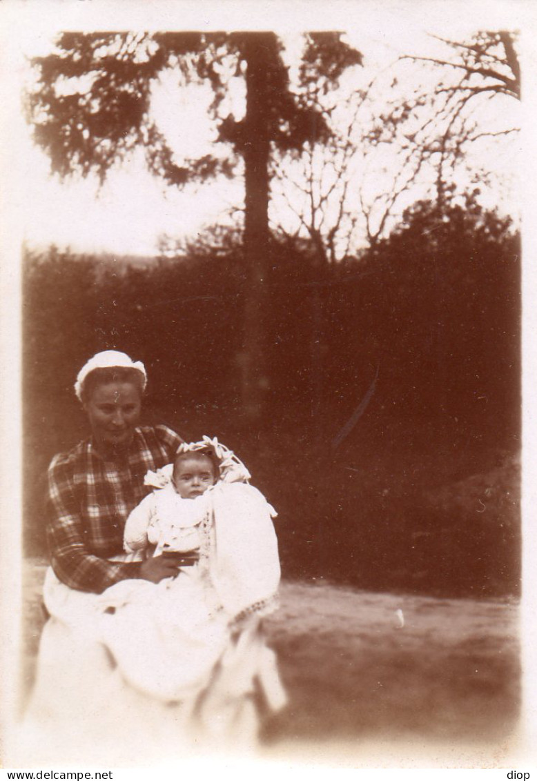 Photographie Photo Vintage Snapshot Nurse Nounou New Born Baby  - Personnes Anonymes