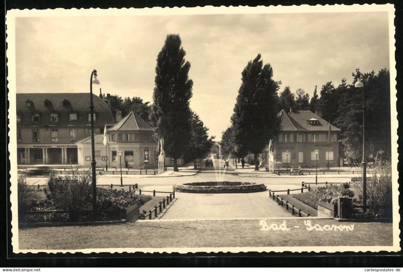 Fotografie G. Marquardt, Bad Saarow, Ansicht Bad Saarow, Strassenkreuzung Vor Der Apotheke & Post Mit Springbrunnen  - Lieux