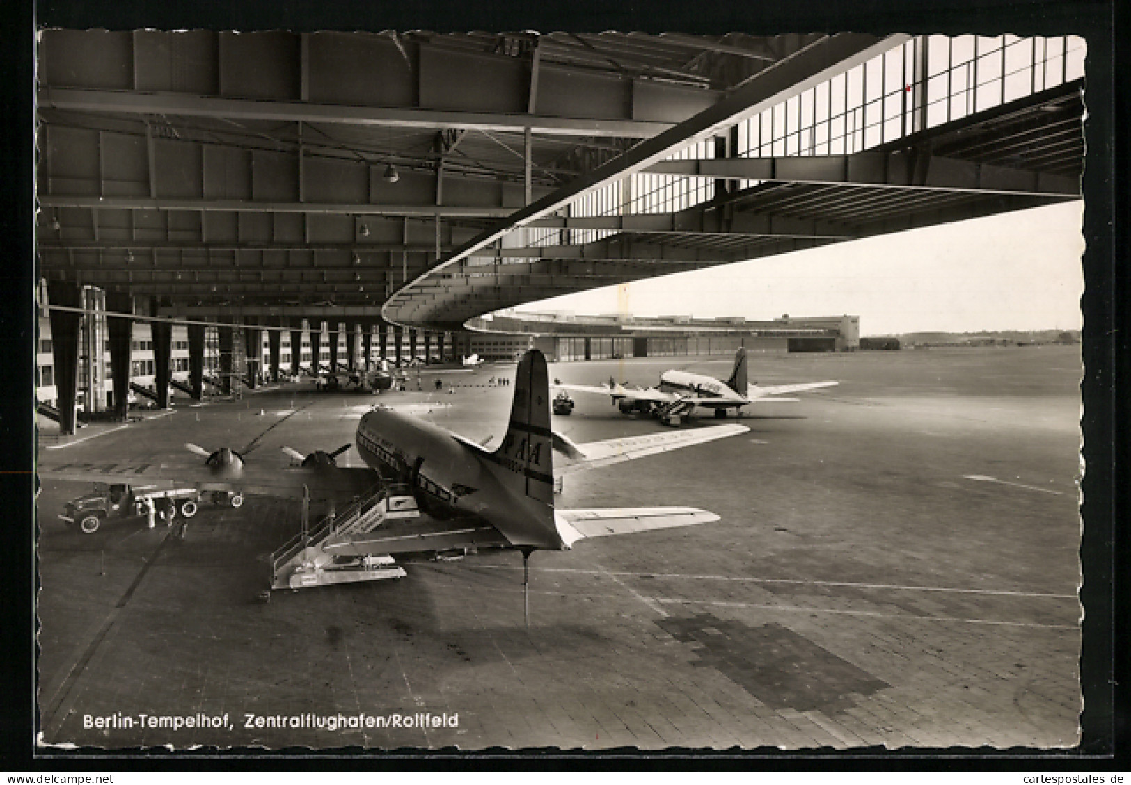 AK Berlin-Tempelhof, Zentralflughafen, Rollfeld Mit Flugzeug  - Sonstige & Ohne Zuordnung