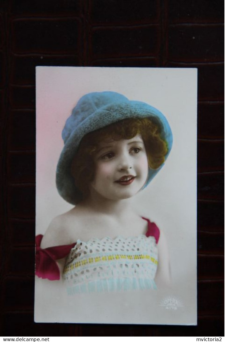 Petite Fille Au Bonnet Bleu - Portraits