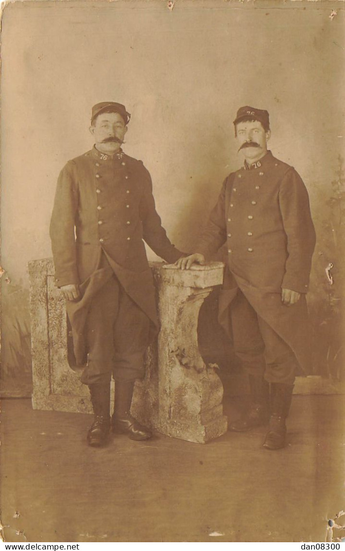 CARTE PHOTO NON IDENTIFIEE DEUX SOLDATS DANS LE STUDIO GUILLEMINOT - A Identifier