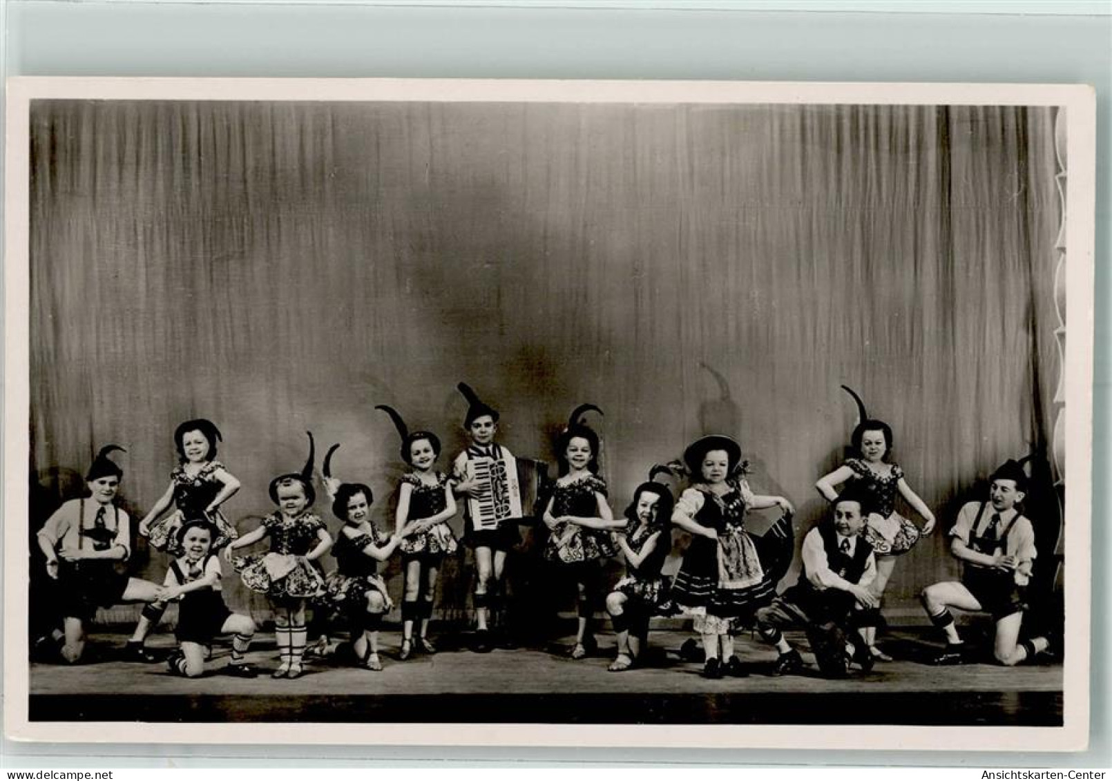 39745305 - Foto Max Koot Manias Lilliput Tracht Akkordeon - Circus