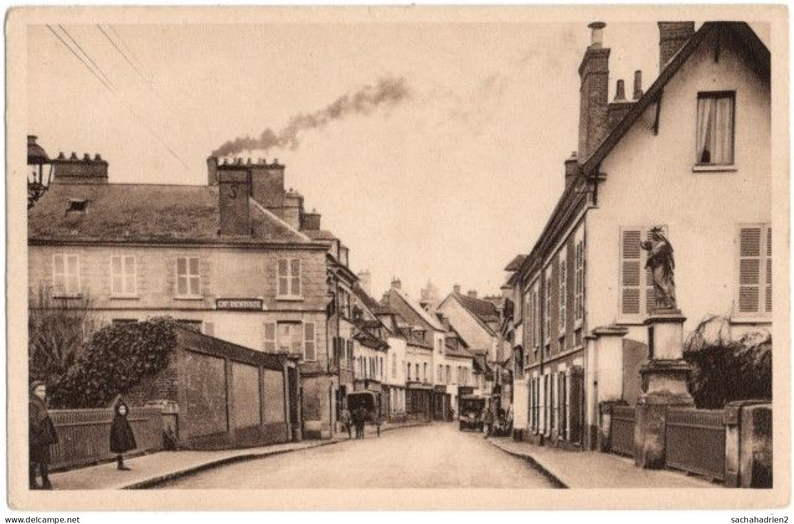 27. GISORS. La Rue De Paris Et Le Pont De La Vierge Dorée. 135 - Gisors