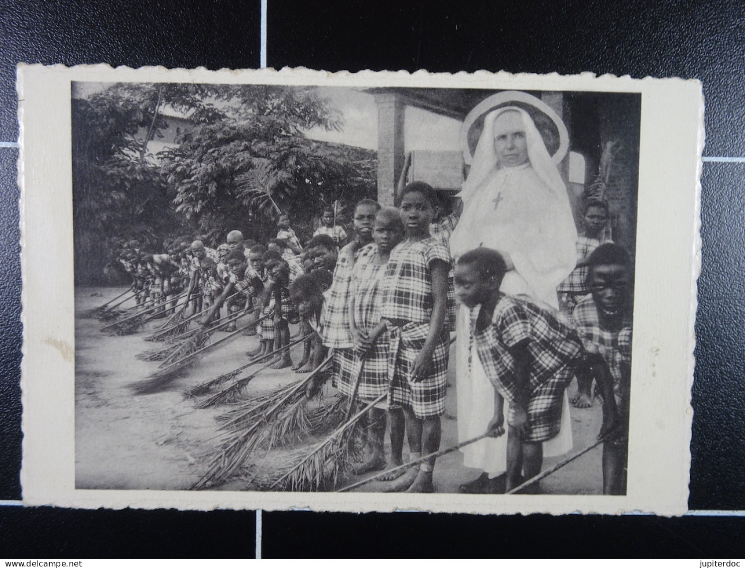 Mission Des Filles De Marie De Pesches Mangembo Balayage Matinal Des Chemins - Congo Belga