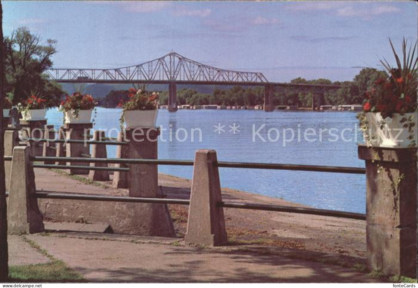 72316474 La_Crosse_Wisconsin Mississippi River And Bridge - Andere & Zonder Classificatie