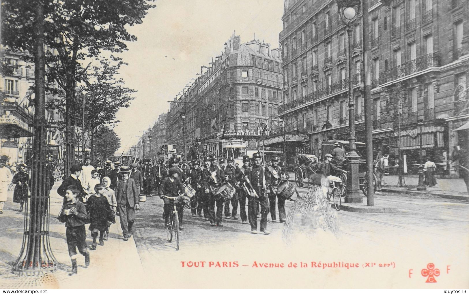 CPA. [75] > TOUT PARIS > Défilé Militaire Avenue De La République - (XIe Arrt.) - Coll. F. Fleury - Distrito: 11