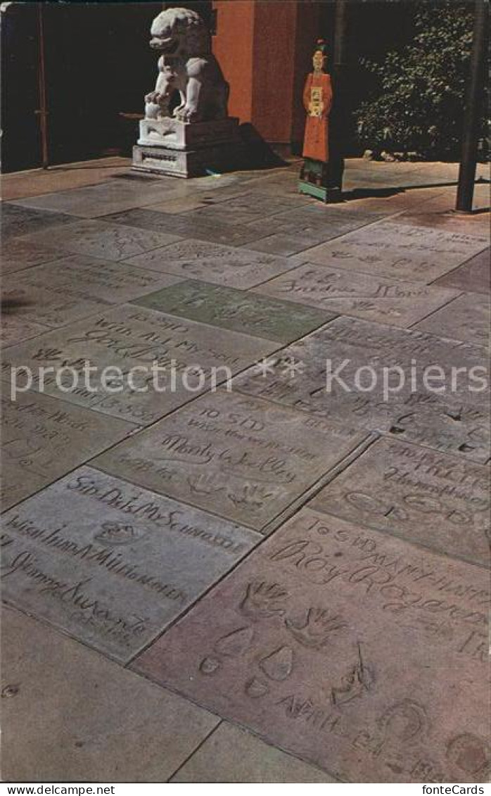 72308866 Hollywood California Footprints Of The Stars Forecourt Of Graumans Chin - Andere & Zonder Classificatie