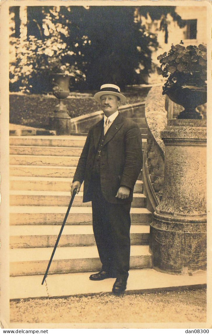 CARTE PHOTO NON IDENTIFIEE UN HOMME EN COSTUME ET PANAMA DANS UN ESCALIER PHOTO MEYER VITTEL - Da Identificare