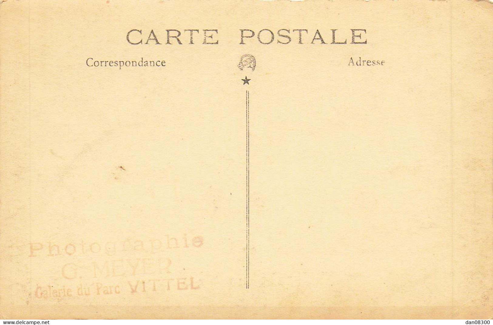 CARTE PHOTO NON IDENTIFIEE UN HOMME EN COSTUME ET PANAMA DANS UN ESCALIER PHOTO MEYER VITTEL - To Identify