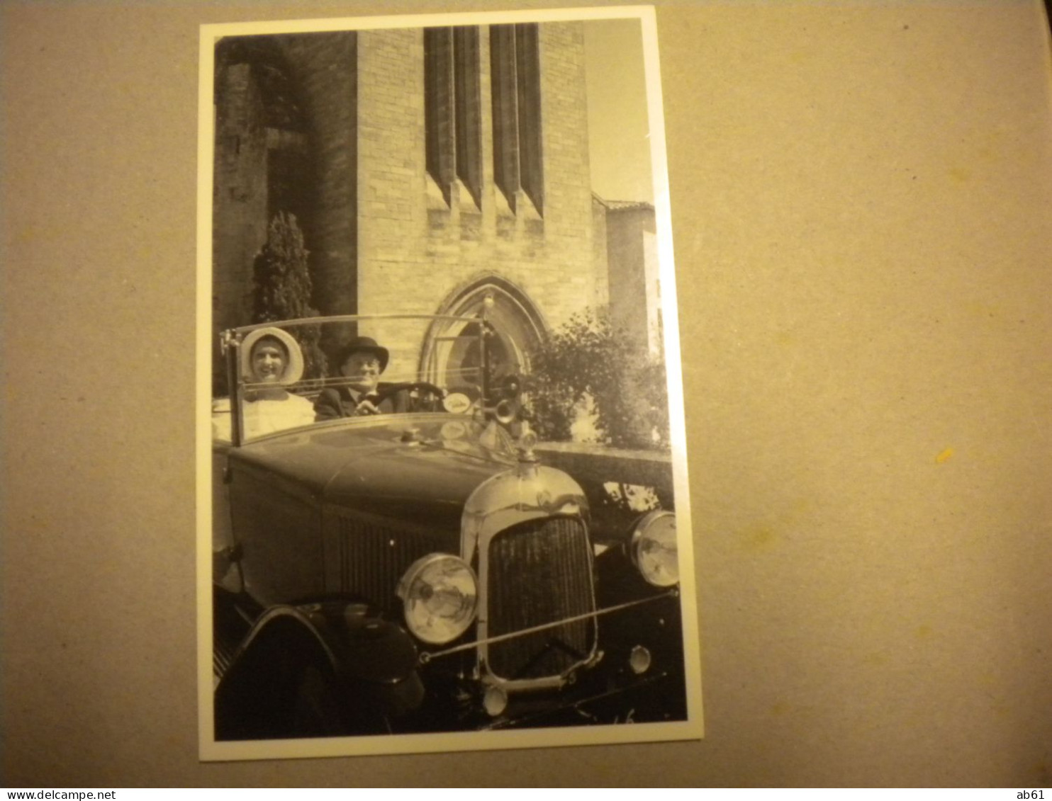 Carte Photo Couple De Marié Dans Une Vielle Voiture  A Gourdon En Quercy Photo Gérard Noel Neuves - Huwelijken