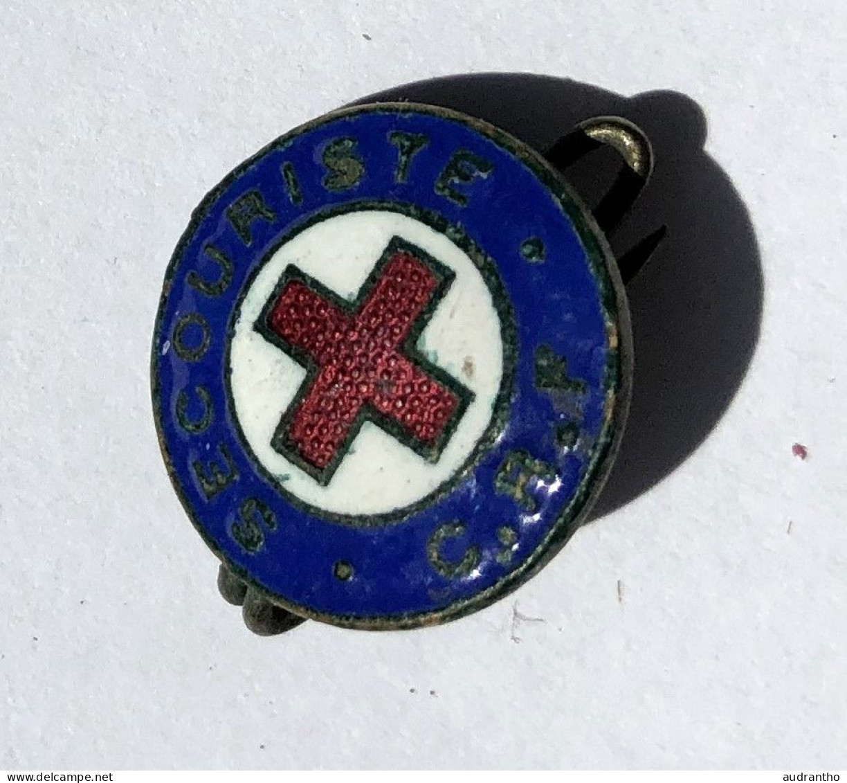 Petite Broche Ancienne émaillée Secouriste CRF Croix Rouge Française - Brooches