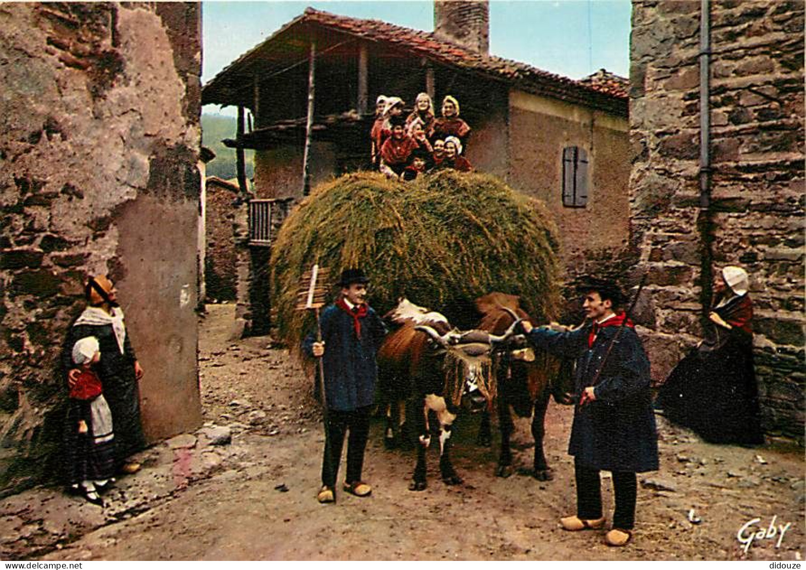 Folklore - Auvergne - Groupe Folklorique Le Brusse De Brioude - Attelage Régional - Vaches - CPM - Carte Neuve - Voir Sc - Costumes