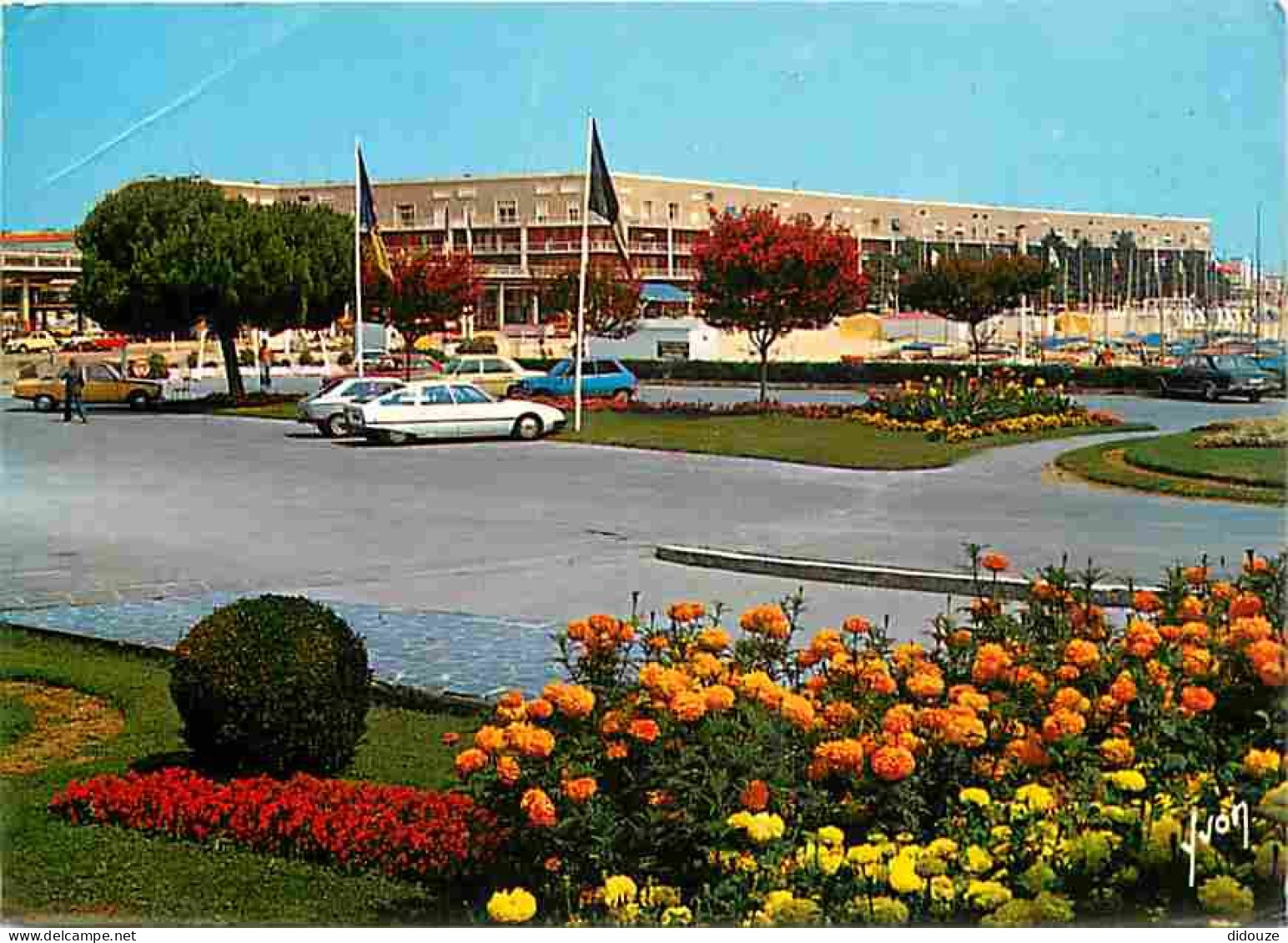 Automobiles - Royan - Les Jardins Du Casino - Le Parc à Voiliers - Fleurs - CPM - Voir Scans Recto-Verso - Passenger Cars