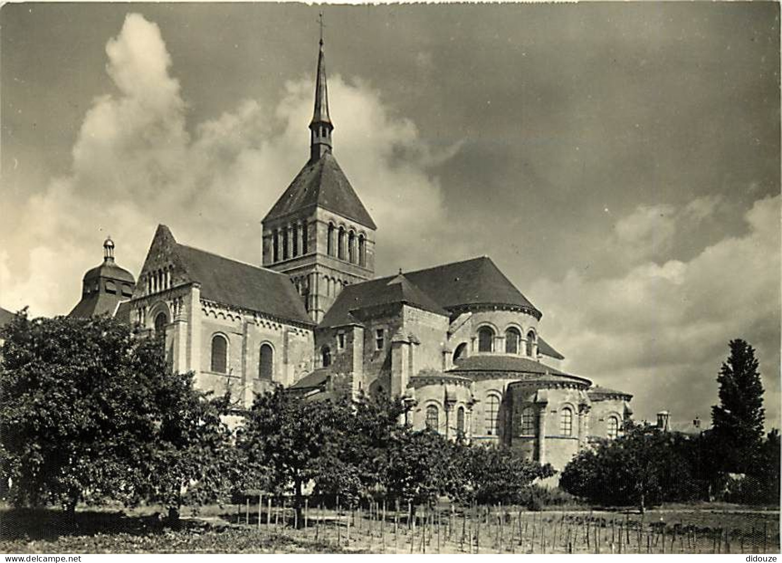 45 - Saint Benoit Sur Loire - La Basilique - Vue Du Sud-Est - CPSM Grand Format - Carte Neuve - Voir Scans Recto-Verso - Autres & Non Classés