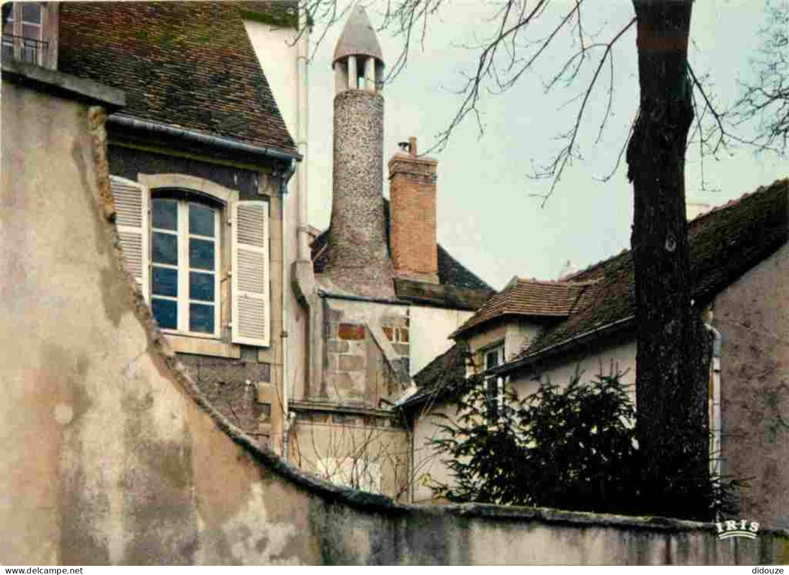 03 - Montluçon - Place De La Croix Verte - Curieuse Cheminée Médiévale Que L'on Attribue à Un Four Banal - CPM - Carte N - Montlucon