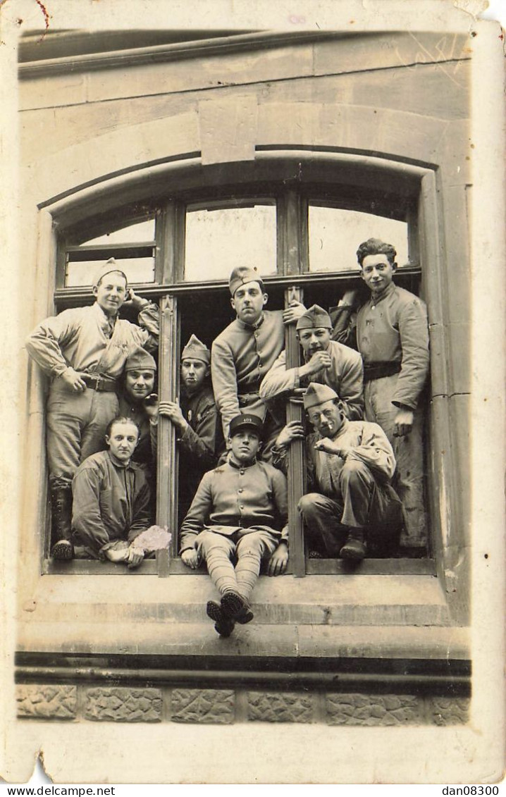 CARTE PHOTO NON IDENTIFIEE DES SOLDATS SUR UNE FENTRE N° 402 SUR UN KEPI - Te Identificeren