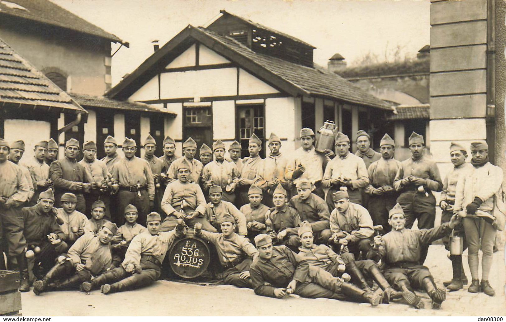 CARTE PHOTO NON IDENTIFIEE DES SOLDATS DANS LA COUR DE LA CASERNE LA 536 AU JUS - To Identify