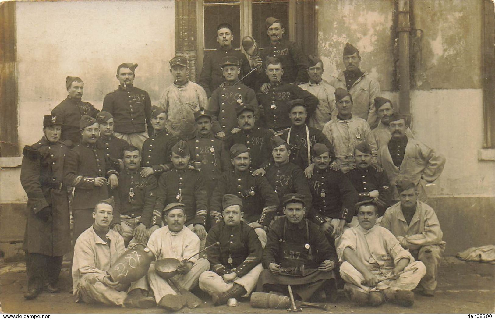 CARTE PHOTO NON IDENTIFIEE DES SOLDATS DANS LA COUR DE LA CASERNE DEVANT UN BATIMENT LES HOMMES DE LA CLASSE - A Identifier