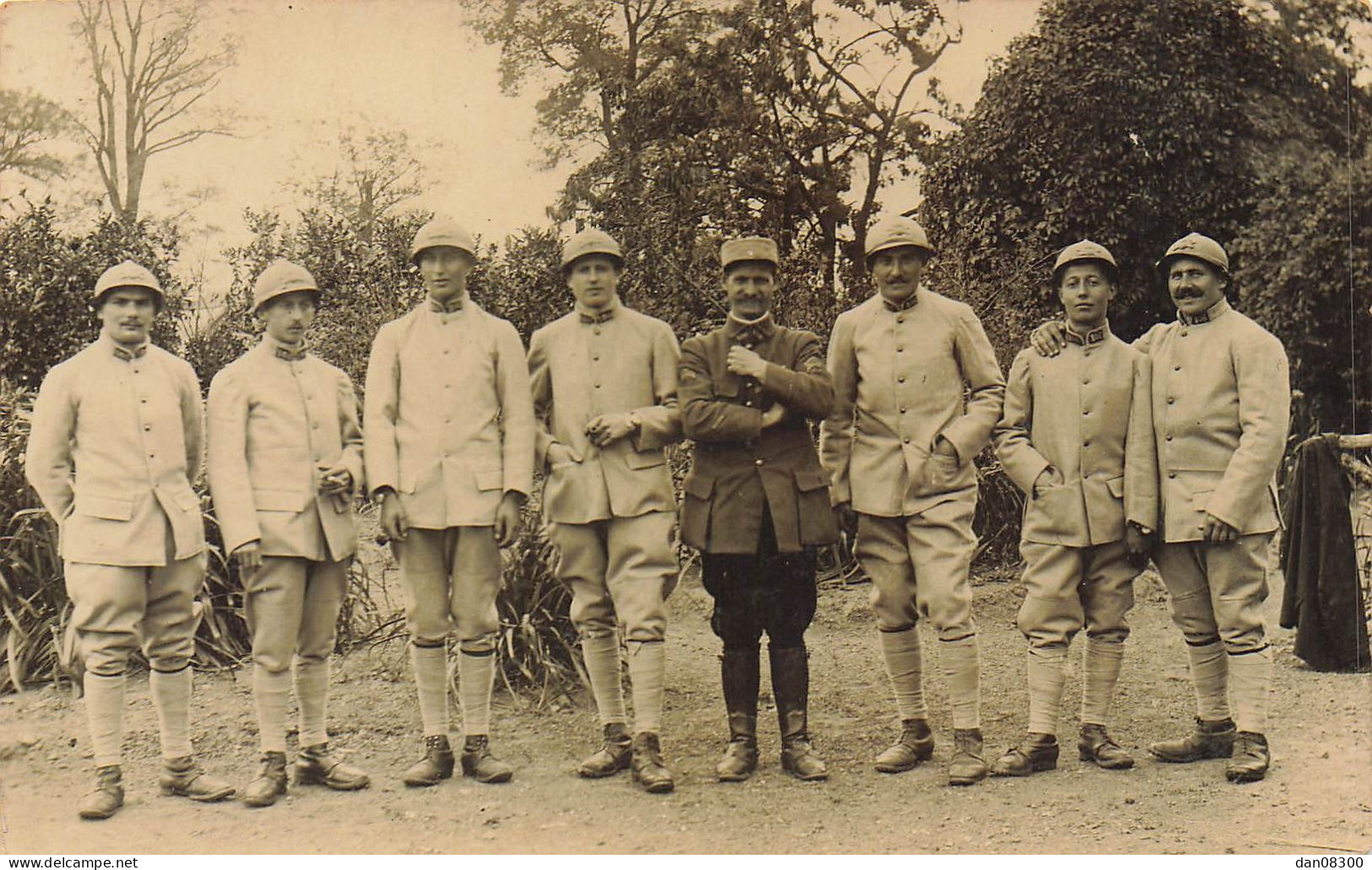 CARTE PHOTO NON IDENTIFIEE DES SOLDATS AVEC CASQUE LOURD DE POILU ENTOURANT UN OFFICIER - To Identify