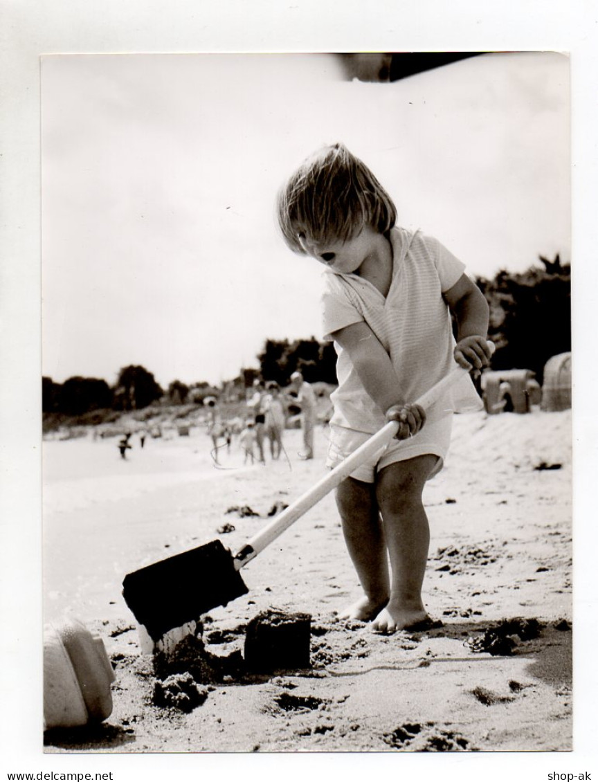 F6163/ Kleines Kind Spielt Am Strand  Foto Ca.1960  24 X 18 Cm - Non Classés