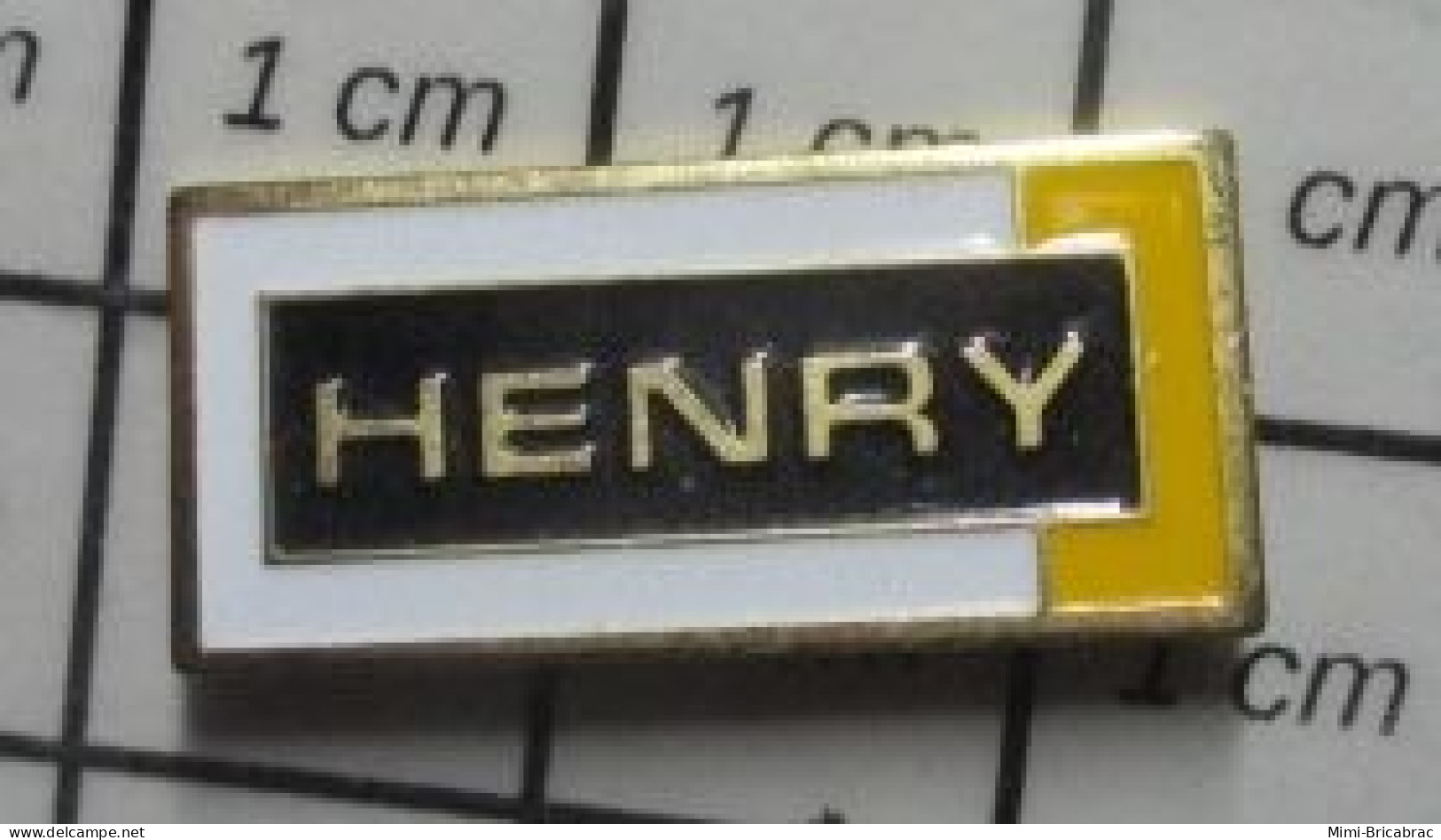 1618b Pin's Pins / Beau Et Rare : MARQUES / J'ME PRESENTE JE M'APPELLE HENRY - Trademarks