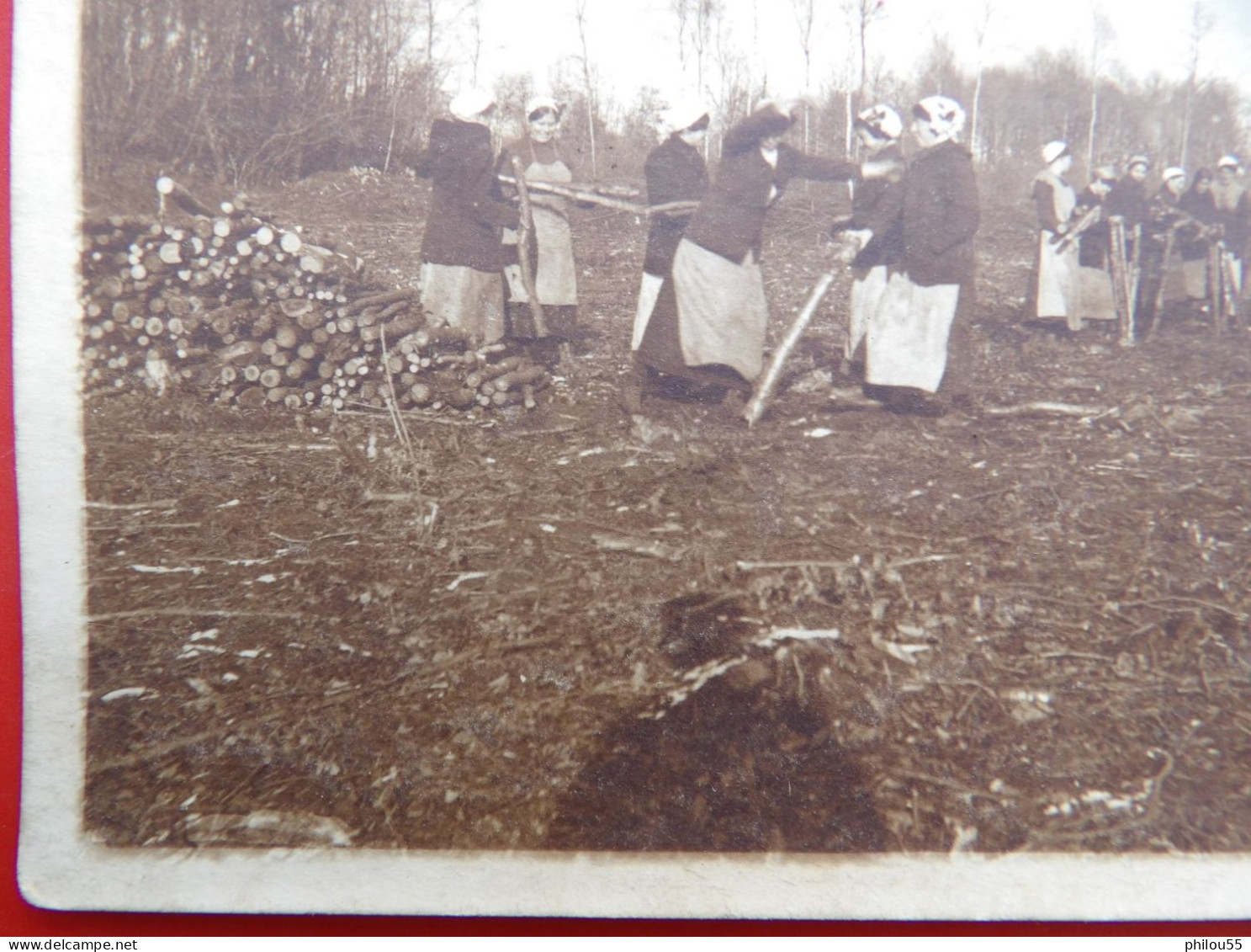 Carte Photo Allemande Prisonniers Femmes Soldats  Coupe De Bois - War 1914-18