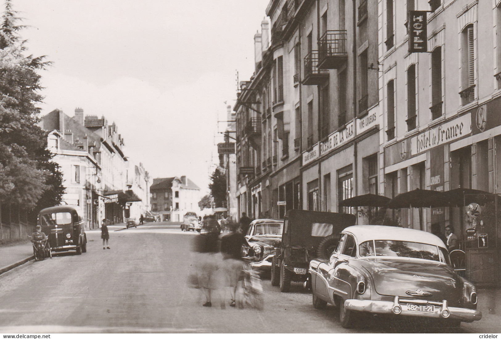 54 - JARNY - RUE AVENUE JEAN JAURES - BEAU PLAN SUR COMMERCES - AUTOMOBILES VOITURE ET JEEP AMERICAINES - VOIR ZOOM - Jarny