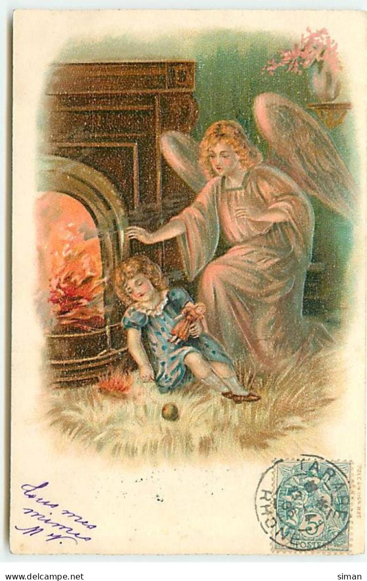 N°22794 - Carte Gaufrée - Ange Gardien Veillant Sur Une Fillette Dormant Près D'une Cheminée - Engel