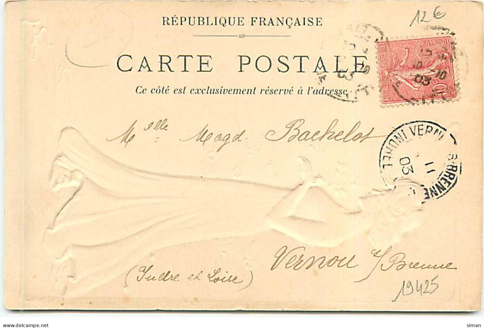 N°19425 - Carte Gaufrée - Art Nouveau - Jeune Femme De Profil Sentant Une Rose - Women