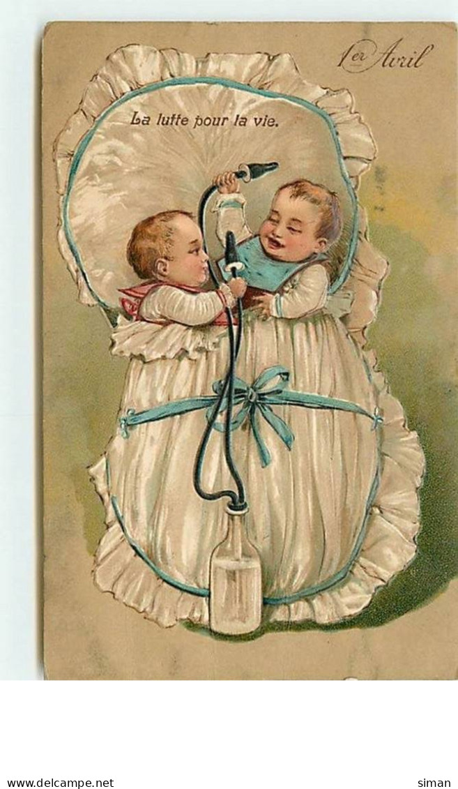 N°12628 - Carte Gaufrée - 1er Avril - La Lutte Pour La Vie - Deux Bébés Partageant Un Biberon - 1 De April (pescado De Abril)