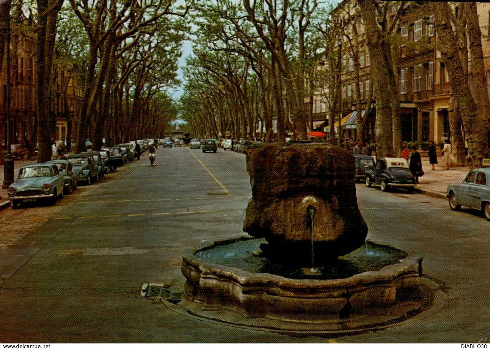 AIX-EN-PROVENCE        ( BOUCHES DU RHONE  )    FONTAINE THERMALE SUR LE COURS MIRABEAU - Aix En Provence