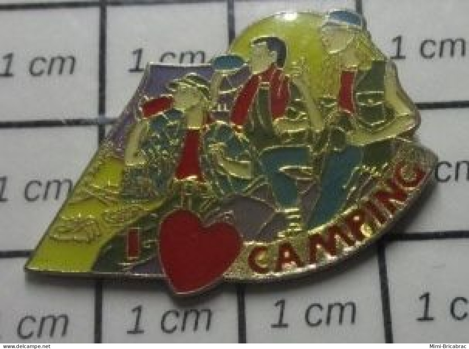 1618B Pin's Pins / Beau Et Rare / AUTRES / GRAND PIN'S ADO BOUTONNEUX I LOVE CAMPING - Otros & Sin Clasificación