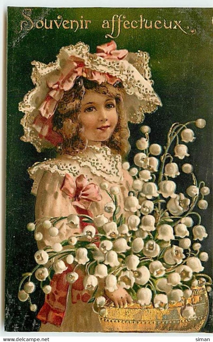 N°13743 - Carte Gaufrée - Souvenir Affectueux - Jeune Fille Portant Un Panier Rempli De Brins De Muguet - Autres & Non Classés