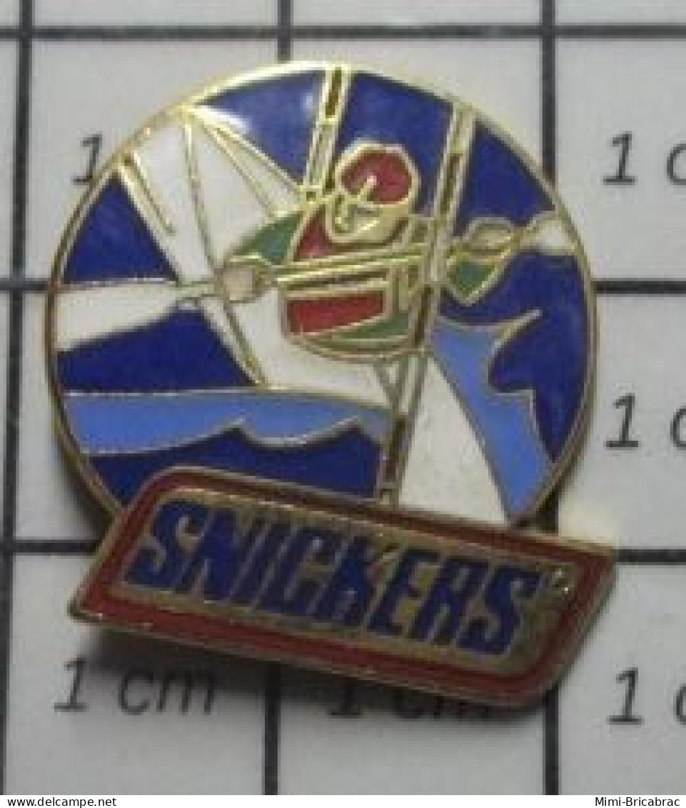 1618A  Pin's Pins / Beau Et Rare /  ALIMENTATION / SNICKERS  CONFISERIE CANOE KAYAK - Alimentazione