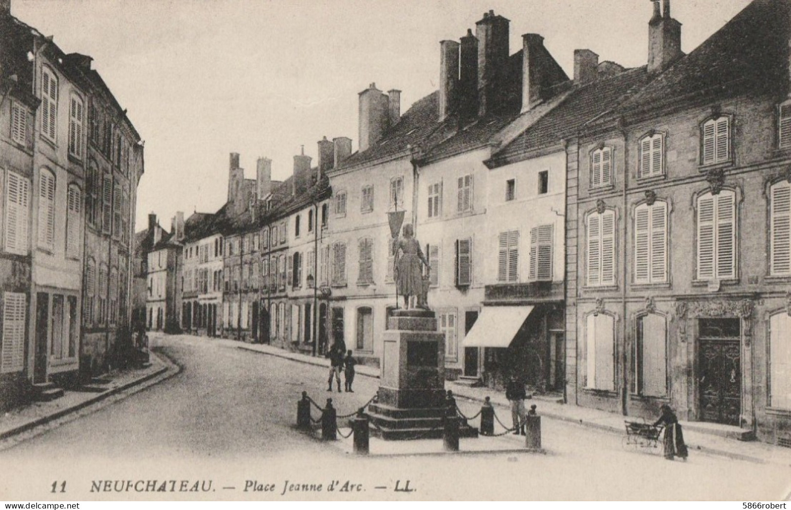 CARTE POSTALE ORIGINALE ANCIENNE : NEUFCHATEAU LA PLACE JEANNE D'ARC ANIMEE VOSGES (88) - Neufchateau