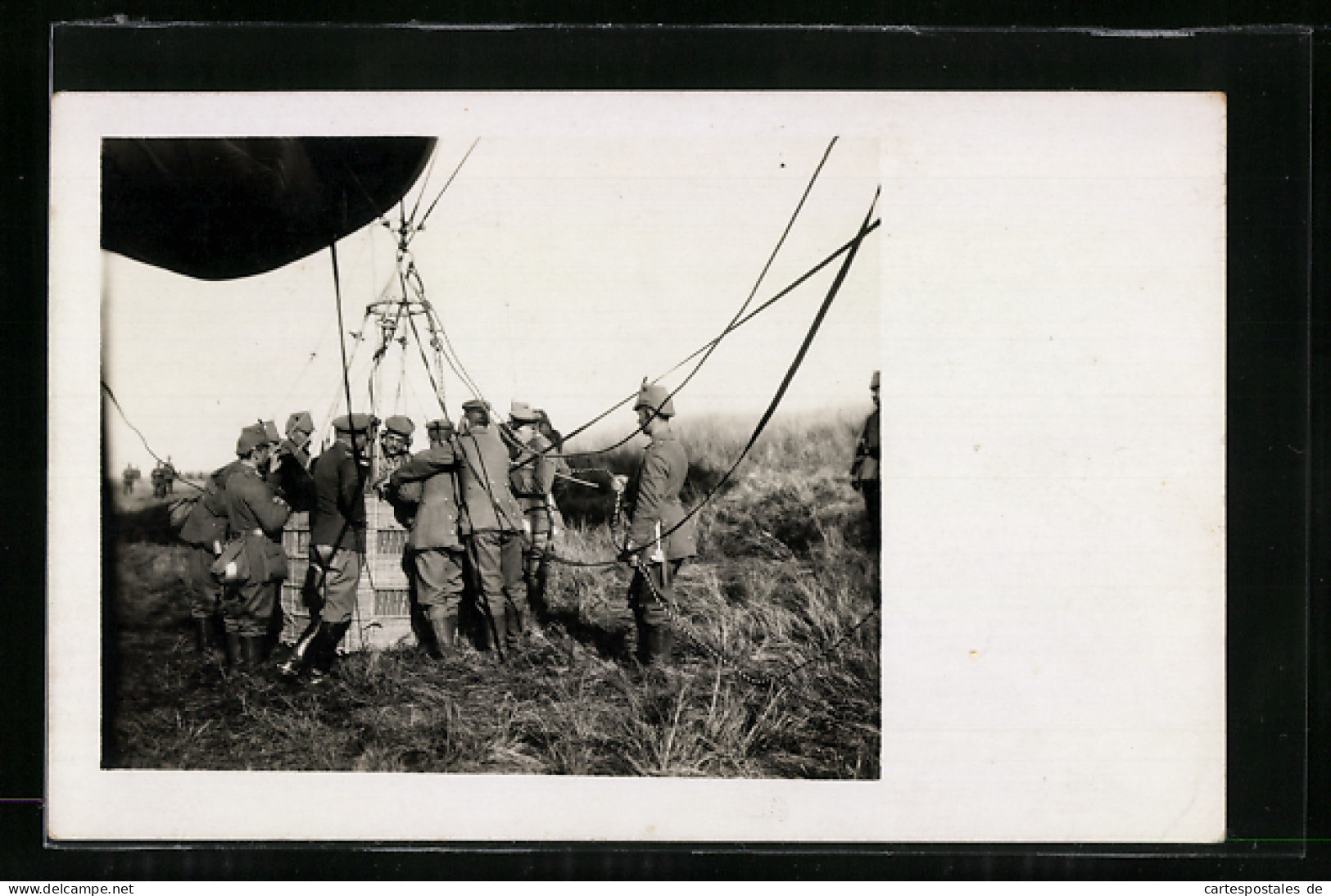 Foto-AK Soldaten An Einem Ballon  - Montgolfières