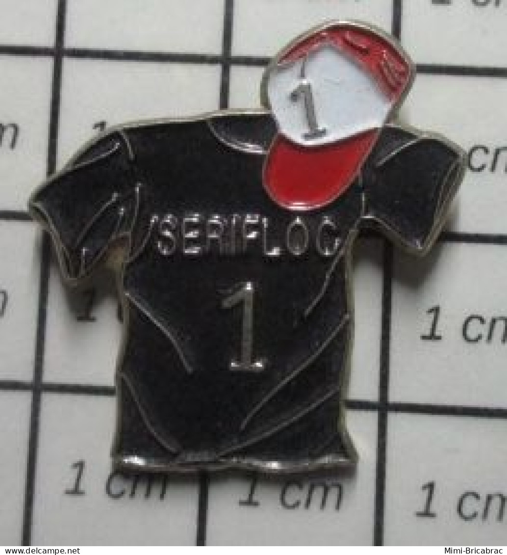 1618b Pin's Pins / Beau Et Rare : MARQUES / SERIFLOC FLOCAGE CASQUETTE T-SHIRT - Musique