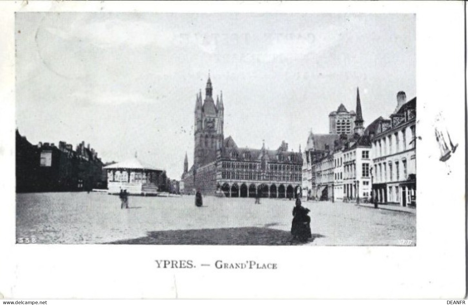 YPRES : La Grand' Place. Petite Déchirure Dans Le Bas. - Ieper