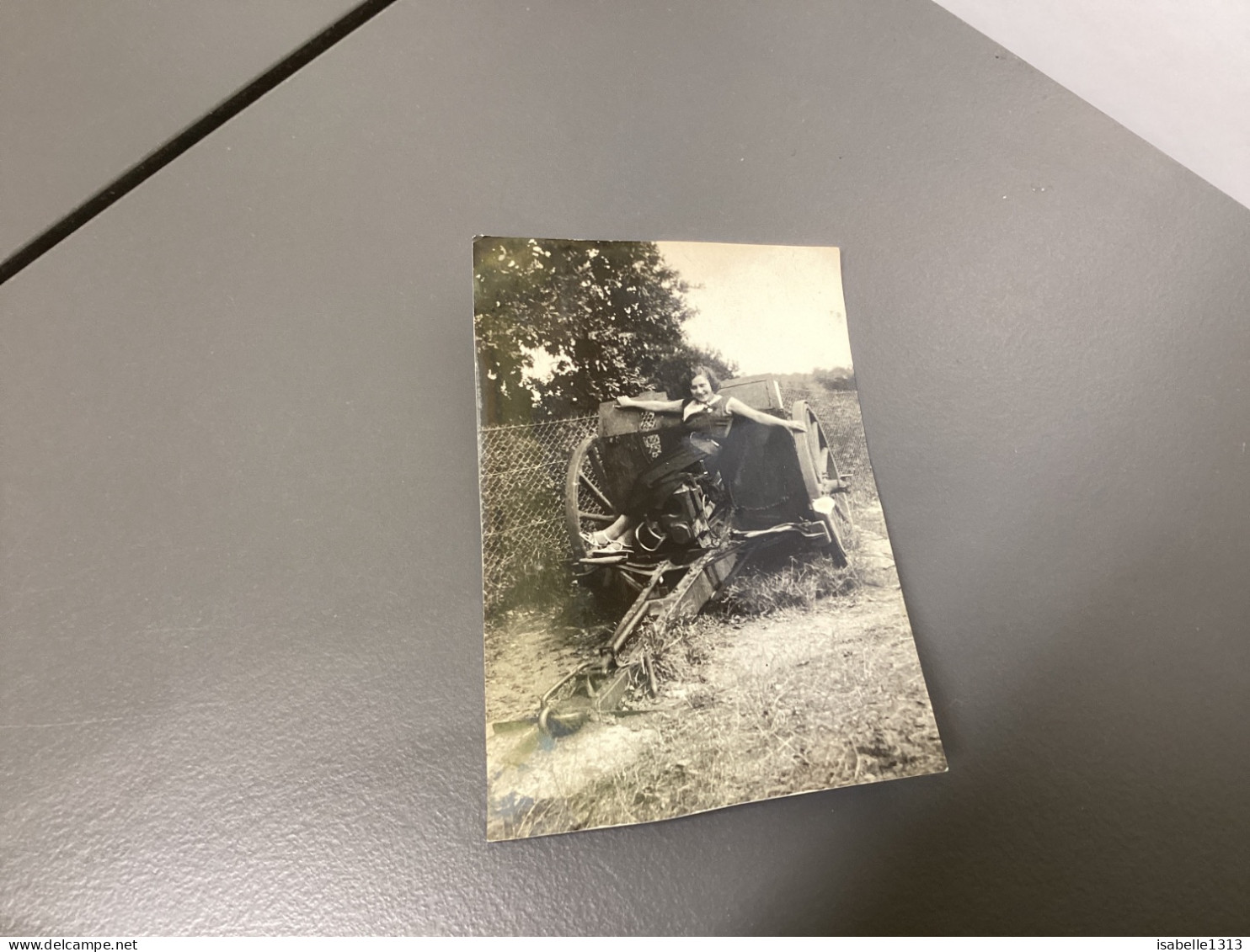 Photo Snapshot 1930 Briançon, Belle Jeune Femme, Allongée Sur Un Tracteur Matériel Agricole, Posé Au Bord D’un Chemin - Plaatsen